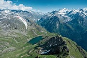 Am Red-Bull-X-Alps-Rennen müssen die Teilnehmer über 1100 Kilometer im Alpenraum von Salzburg nach Monaco per Gleitschirm oder zu Fuss zurücklegen. Im Bild ein Teilnehmer an der Red Bull X-Alps in Verbier 2017. (Bild: PD/Felix Woelk)