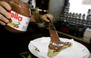 Ein Barkeeper schmiert in Rom Nutella auf eine Crêpe. (Bild: Alberto Pellaschiar/AP, Juni 2018)