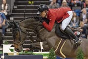 Zählt zu den Attraktionen an der Zuger Springkonkurrenz: Pius Schwizer auf Balou Roubin R. (Bild: Keystone/Georgios Kefalas (Basel, 10. Januar 2019))