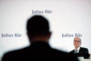Über seine Zukunft bei Julius Bär wird vermehrt spekuliert: CEO Bernhard Hodler (rechts). (Bild: Stefan Wermuth/Bloomberg, Zürich, 23. Juli 2018)