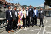 Zusammenschluss für den Durchgangsbahnhof Luzern: Andreas Brunner (SBB), Regierungsrat Josef Hess (OW), Stadträtin Manuela Jost, BAV-Vizedirektorin Anna Barbara Remund, Regierungsrat Robert Küng (LU) , Alexander Muhm (SBB), Matthias Senn (Vizepräsident VVL), ZB-Geschäftsführer Michael Schürch.