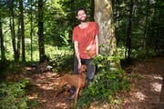 Bald startet das Experiment: Matthias Wenk mit seinem Hund im Wald am Rütibach. (Bild: Ralph Ribi)