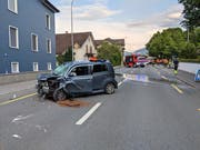 Das schwer beschädigte Auto nach dem Unfall auf der Gotthardstrasse in Arth. (Bild: Geri Holdener, 3. Juni 2019)