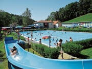 Den Schwimmbadbesuchern soll in Walzenhausen bald mehr Platz zur Verfügung stehen. (Bild: Peter Eggenberger)