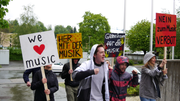Die Jubla Ebikon und Buchrain demonstrieren scherzhaft für den Fortbestand der Musik. (Bild: PD)