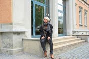 Annette Joos-Baumberger beim Schulhaus Landhaus, das sie einst selbst besucht hat. (Bild: Alessia Pagani)