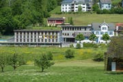 Das Schulhaus von Büren (hinter dem Schulhaus mit den blauen Jalousien) kann saniert werden. (Bild: Dominik Wunderli, 23. Mai 2019)