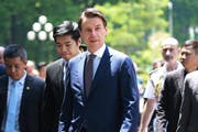 Italiens Premierminister Giuseppe Conte während seines Besuchs in Vietnam. Seine Reaktion auf das drohende Verfahren war von Konzilianz geprägt: «Ich werde bis zum Schluss die grössten Anstrengungen unternehmen, um ein Verfahren abzuwenden», so Conte. (Bild: Luong Thai Linh/EPA; Hanoi, 5. Juni 2019)