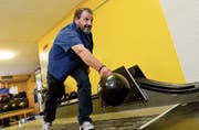 Ralf Hagen fährt bei jedem Kegelwurf die Konzentration hoch. Wichtig ist, der Kugel einen leichten Drall mit auf den Weg zu geben. (Bild: Donato Caspari)