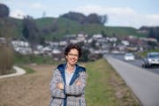 Gemeinderatskandidatin Gisela Widmer Reichlin (SP) an der Zufahrtstrasse zu Adligenswil.Bild: Nadia Schärli (Adligenswil, 27. März 2019)