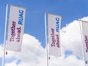 Ab an die Börse heisst es für Ruag: Fahnen wehen im Wind (Archivbild). (Bild: KEYSTONE/ANTHONY ANEX)