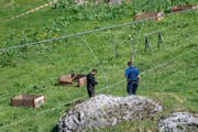 Der von der Polizei abgesperrte Unfallstelle nach dem Arbeitsunfall, der bei Revisionsarbeiten des «Titlis-Xpress» von Engelberg nach Trübsee auf der Gerschnialp passierte. (Bild: Keystone/Urs Flüeler, 5. Juni 2019)