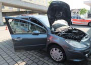 Im Motorenraum des Autos einer 77-Jährigen hat es am Dienstag im Zentrum Wittenbach gebrannt. (Bild: Kantonspolizei St.Gallen - 4. Juni 2019)