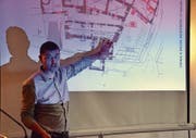 Architekt Thomas K. Keller informiert an der Stiftungsversammlung über den Stand der Planung. (Bild: Christoph Heer)