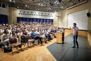 Klare Worte: Klimaforscher Reto Knutti spricht in der Aula der Kanti Zug über den Klimawandel. (Bild: Stefan Kaiser (Zug, 4. Juni 2019))