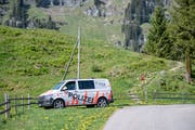 Ein Fahrzeug der Kantonspolizei Obwalden bei der Unfallstelle. (Bild: Keystone/Urs Flüeler, 5. Juni 2019)