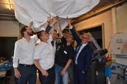 Zur Eröffnung enthüllen (von links) Andreas Schwarz, Raphael Gygax, Matthias Müller, Martin Sailer und Regierungsrat Martin Klöti zusammen mit den anderen Stiftungsräten den Schellenhimmel. (Bild: Katharina Rutz)
