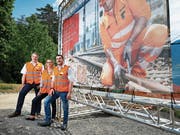 Der Walchwiler Gemeindepräsident Stefan Hermann, Cornelia Mellenberger, Leiterin SBB Fernverkehr, und der Zuger Baudirektor Florian Weber (von links) freuen sich, dass die Arbeiten nun starten. (Bild: Stefan Kaiser (Walchwil, 5. Juni 2019))