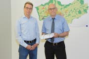 Felix Gmünder, Präsident des Petitionskomitees, überreichte Gemeindepräsident Reto Altherr die Unterschriften. (Bild: Astrid Zysset)