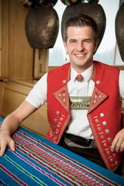 Nicolas Senn in seiner roten Tracht. (Bild: Mareycke Frehner)