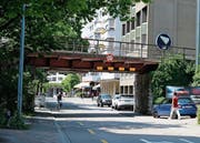Neben der Strassenunterführung soll an der Gotthardstrasse ein neuer Durchgang für Fussgänger entstehen. (Bild: Stefan Kaiser, 5. Juni 2019)