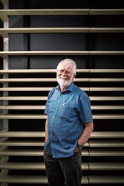 Nobelpreis-Träger Jacques Dubochet vor der Kantonsschule Trogen, wo er einst lernte. (Bild: Benjamin Manser)