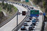 Wie hier am Osterwochenende wird auch an Pfingsten der Weg in den Süden verstopft sein. (Alexandra Wey/Keystone, 19. April 2019)