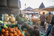Ein Stand mit frischen Produkten am Luzerner Wochenmarkt. (Bild: Nadia Schärli, 23. September 2017)