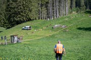 Bei den Revisionsarbeiten der Titlis Gondelbahn zwischen Engelberg und Trübsee ereignete sich auf der Gerschnialp ein tragischer Arbeitsunfall. Im Bild ein Mitarbeiter der Kantonspolizei Obwalden bei den Ermittlungen zum Unfallhergang. (Bild: Keystone/Urs Flüeler, 5. Juni 2019)