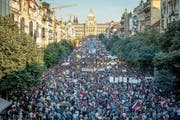 Am Dienstag äusserten über 100000 Tschechen auf dem Prager Wenzelsplatz ihren Unmut gegenüber dem Premierminister und dessen Politik. (Bild: Lukas Kabon/Getty)
