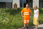Markus Schuler, Bereichsleiter Gartenbau der Gemeinde Cham, und Manuela Hotz, Projektleiterin Umwelt, wollen auf gemeindlichen Flächen neue Standorte für Wildbienen schaffen. (Bild: PD)