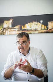 Michael Kopka, seit gut drei Monaten Chef der Sia Abrasives, demonstriert am Thurgauer Hauptsitz des Unternehmens ein flexibles Schleifmittel. (Bilder: Andrea Stalder (Frauenfeld, 5. Juni 2019))