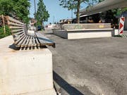 Zu hoch und zu tief: Die modern designten Bänke auf dem neugestalteten Bahnhofplatz sind wohl stylisch, als Sitzgelegenheit für jedermann jedoch weitgehend untauglich. (Bild: Andrea Häusler)