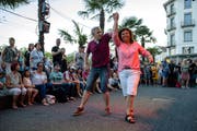 Ein Paar tanzt vor dem Hotel Schweizerhof am Luzernerfest. (Bild: Philipp Schmidli, 30. Juni 2018)