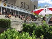 Bereits am Mittag versammelten sich vor dem Stade de Suisse die ersten Fans der Rockgruppe Rammstein. Für das Konzert am Abend werden über 40'000 Besucher erwartet. (Bild: Therese Hänni, keystone-sda)