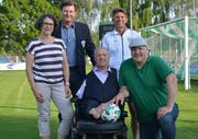 Freuen sich aufs Turnier: Yvonne Preiss, Präsidentin PluSport Kreuzlingen, FCK-Präsident Daniel Geisselhardt, Roger Keller, sportlicher Leiter, (stehend) sowie Christian Lohr und Yannick Cavallin. (Bild: Judith Schuck)