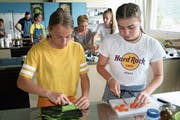 Zusammen geht’s noch besser: Sidney Ritter (links) hat ihre Kollegin Anja Gander zur «Chuchischlacht» mitgenommen. (Bild: Sepp Odermatt (Stans, 5. Juni 2019))