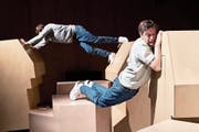 Balancieren in der Box zwischen Sicherheit und Risiko: Julian-Nico Tzschentke und Adrian Furrer (vorne). (Bild: Ingo Höhn/Luzerner Theater)