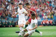 Harte Arbeit: Granit Xhaka (links) und Kevin Mbabu versuchen, Portugals Ausnahmekönner Cristiano Ronaldo zu stoppen. (Bild: Jean-Christophe Bott/Keystone (Porto, 5. Juni 2019))