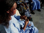 Eine Frau in Dakar übt die Handhabung des Kondoms. Täglich stecken sich weltweit über eine Million Menschen mit einer sexuell übertragbaren Krankheit an - Tendenz steigend. (Bild: Keystone/AP/CHRISTINE NESBITT)
