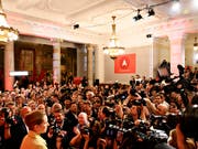 Dänemarks neue Ministerpräsidentin: Die von Medienleuten umringte Mette Frederiksen nach dem Wahlsieg ihrer Sozialdemokraten. (Bild: KEYSTONE/AP Ritzau Scanpix/PHILIP DAVALI)