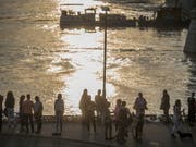 Gedenken an die Opfer des Schifffahrtsunglücks in Budapest. (Bild: KEYSTONE/EPA MTI/ZOLTAN BALOGH)
