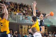 Davin Ammann (am Ball) im NLA-Spiel gegen GC Amicitia Zürich. (Bild: Michel Canonica)