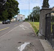Die Polizei hat die Spuren der Irrfahrt über das Trottoir eingezeichnet. (Bild: Geri Holdener)