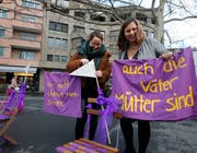Das Zuger Frauenstreikkomitee traf sich bereits mehrmals in der Stadt Zug – wie hier auf dem Bundesplatz – um auf den Streiktag aufmerksam zu machen. Auf dem Bild zu sehen sind Sofia Zouhir (links) und Virginia Köpfli vom Zuger Streikkomitee (Bild: Stefan Kaiser, Zug, 8. März 2019)