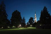 Der Villette-Park bei Nacht, erleuchtet von den LED-Leuchten. (Bild: PD/fotozug.ch)