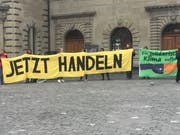 Vor der Klimadebatte im Luzerner Stadtparlament gab es eine kleine Demo beim Rathaus. (Bild: Robert Knobel, 6. Juni 2019)