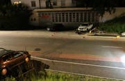 Die Unfallstelle auf der Oberstrasse: Vorne links das Auto, das den Töfffahrer rammte und zu Fall brachte. Hinten vor dem weissen Auto der totalbeschädigte Töff. (Bilder: Stadtpolizei St.Gallen - 5. Juni 2019)