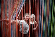 Sam Heller (links) und Laura Hürlimann mit der Installation «Tangierte Grenzen» von Darja Shatalova. (Bild: Stefan Kaiser (Zug, 6. Juni 2019))