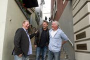 FCL-Meisterspieler von 1989 bei einem Treffen am 17. Mai 2014 in der Luzerner Altstadt. Von links: Jürgen Mohr, Hansi Burri und Roger Wehrli. (Bild: Corinne Glanzmann)